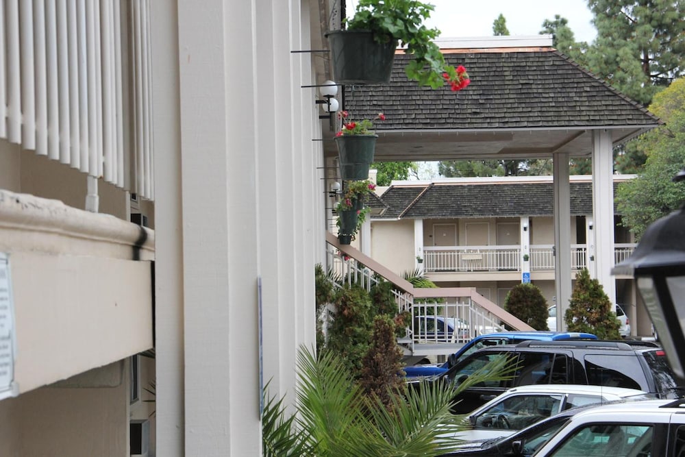 Caravelle Inn Suites 10/31