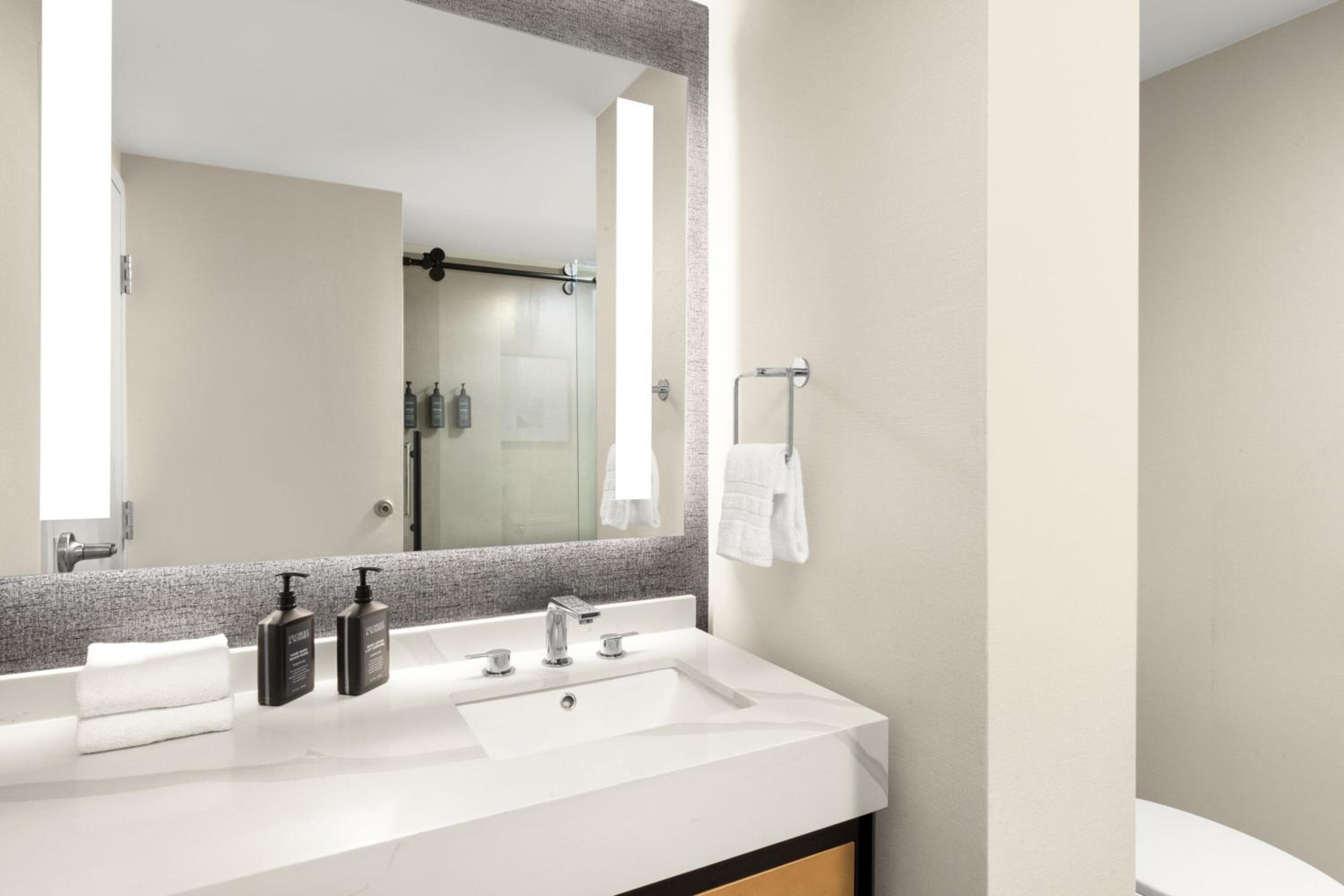 غرفة بسرير كينج، Sheraton Virginia Beach Oceanfront Hotel 6/10