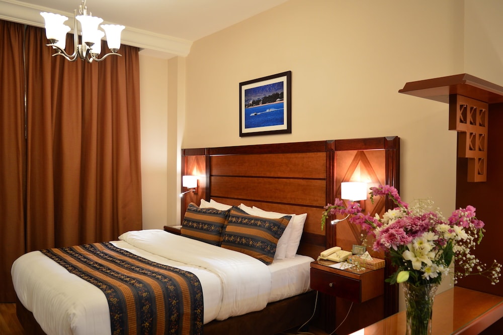 Comfort Hotel Suites 18/48
