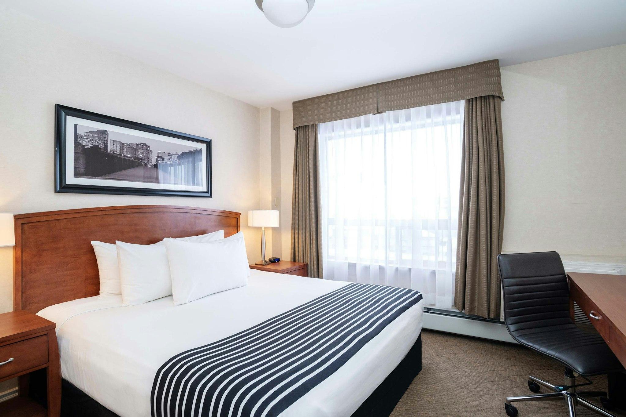 Sandman, Suite, King Bed, Sofa, Kitchenette