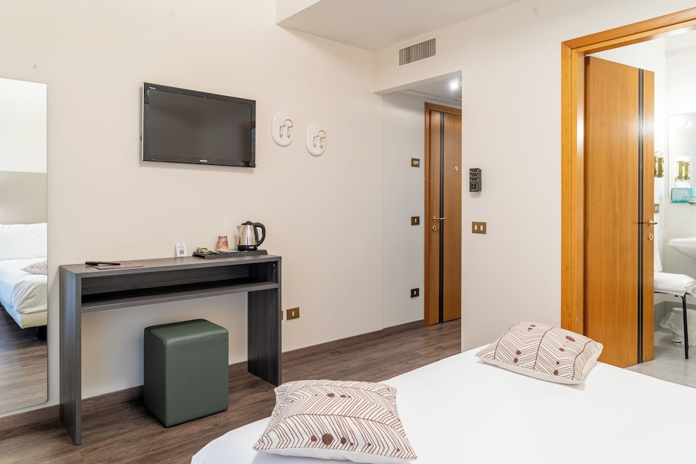Hotel Desiree 11/67