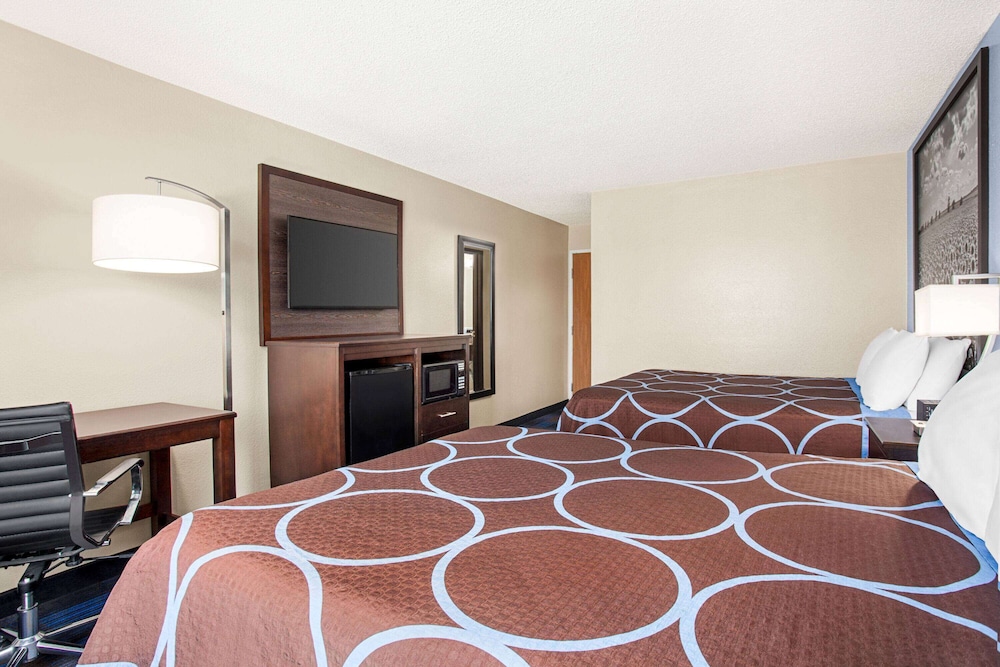 Super 8 by Wyndham Lenexa Overland Park/Mall Area 22/70