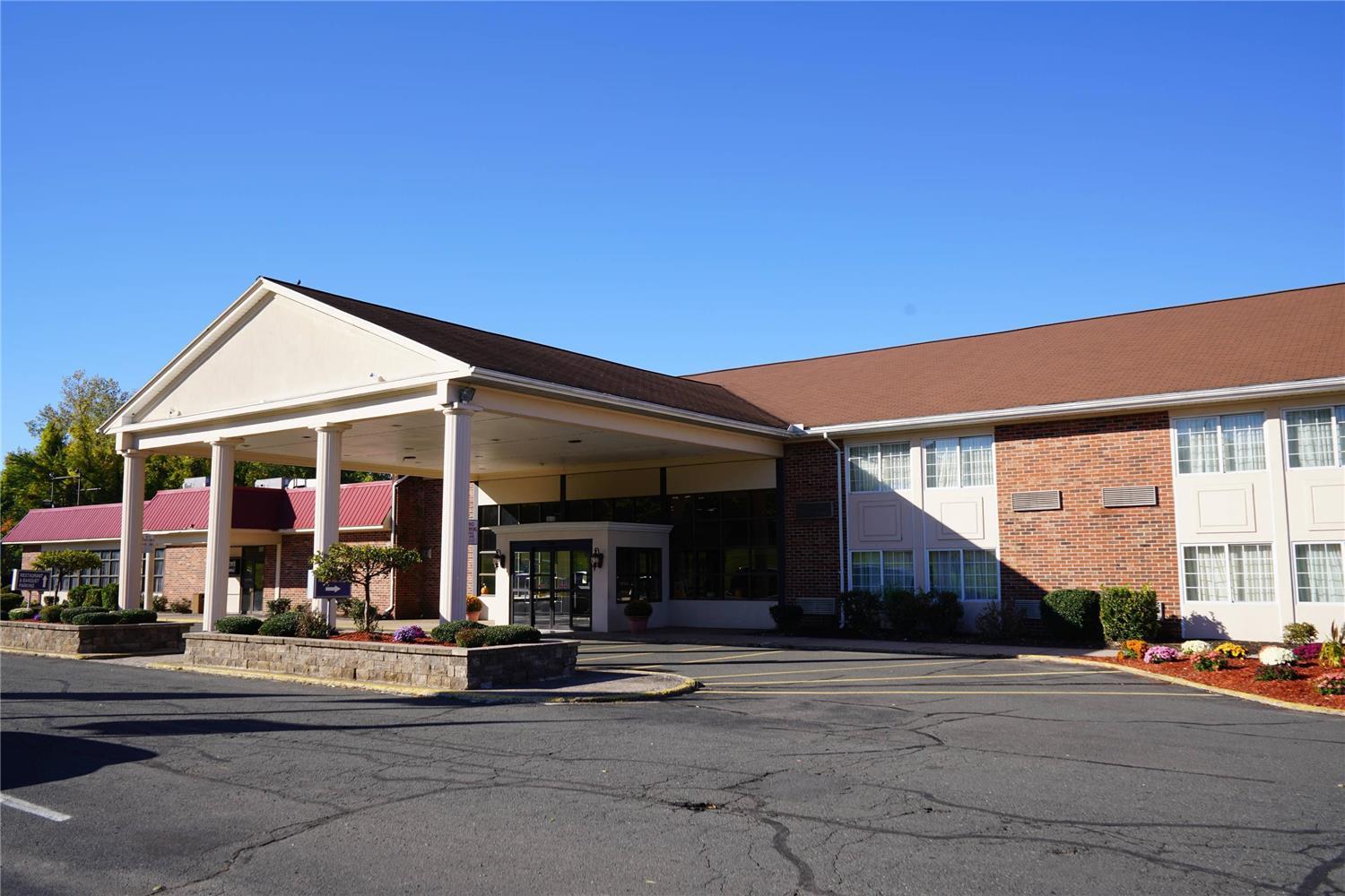 Rodeway Inn & Suites East Windsor CT 41/44