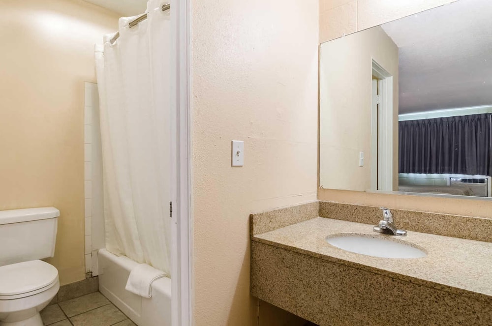 Executive Inn Dodge City, KS (ex Rodeway Inn) 17/34