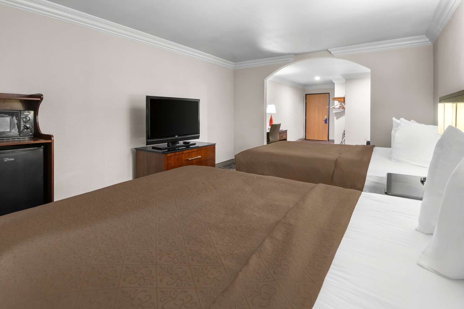 Surestay Plus Hotel By Best Western Benbrook Ft Worth 9/16