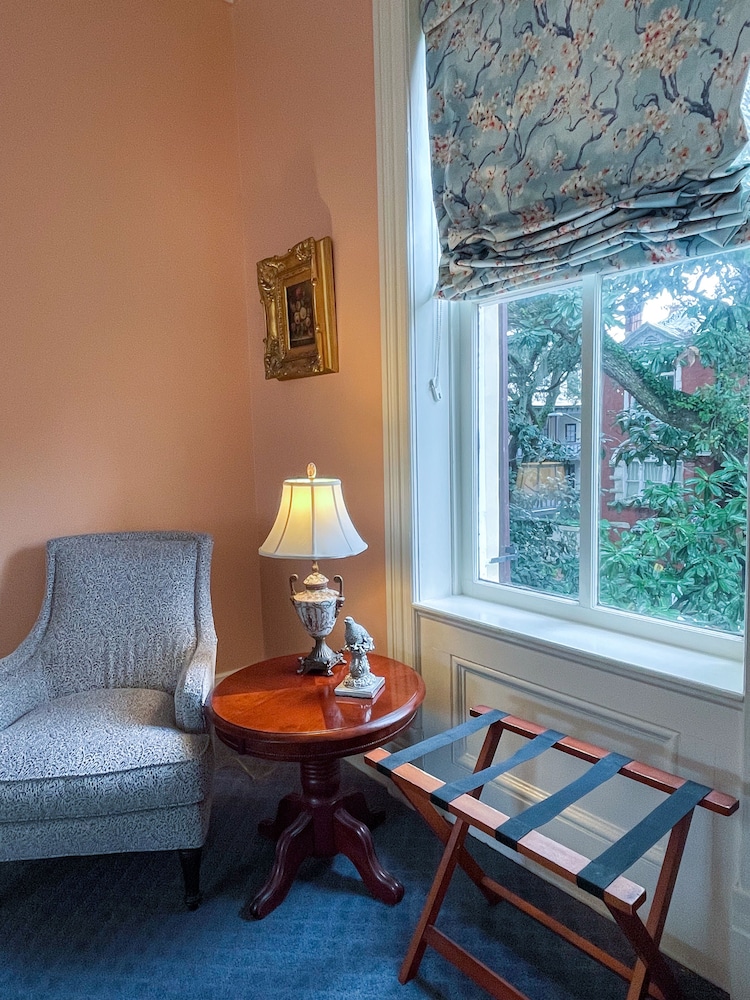 Eliza Thompson House 30/50
