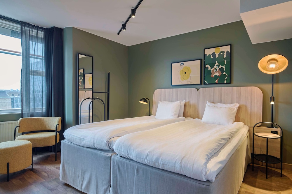 JUNIOR SUITE, KING BED, SOFA