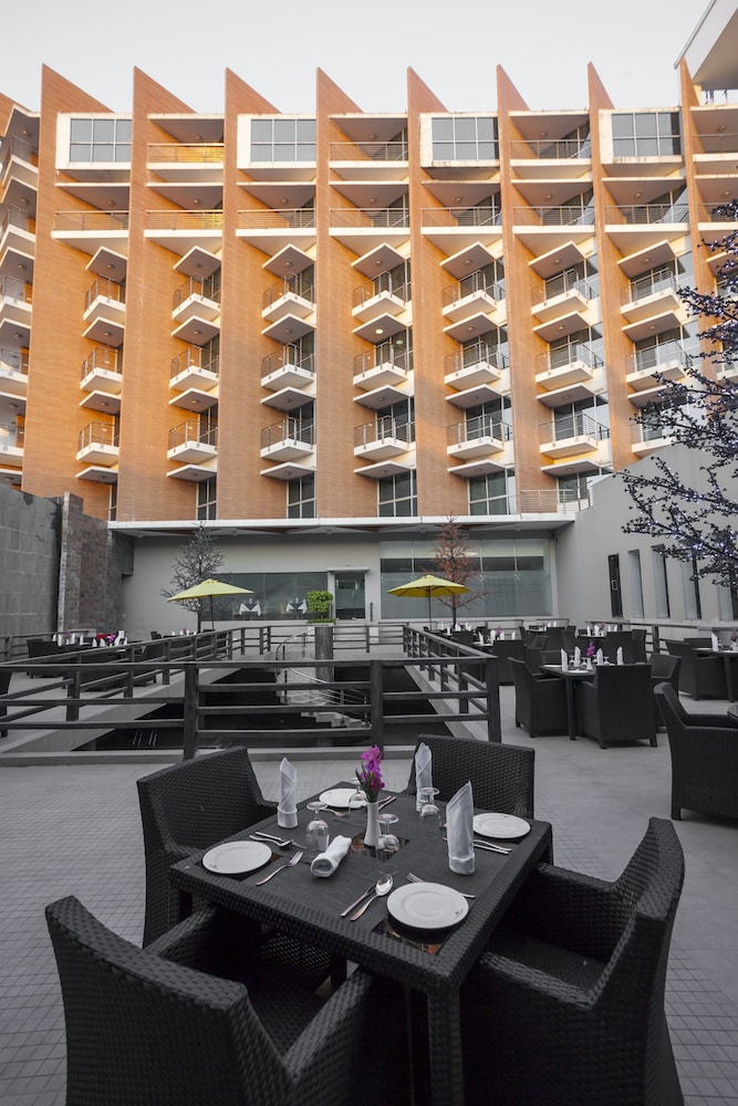 LONG BEACH HOTEL 30/38