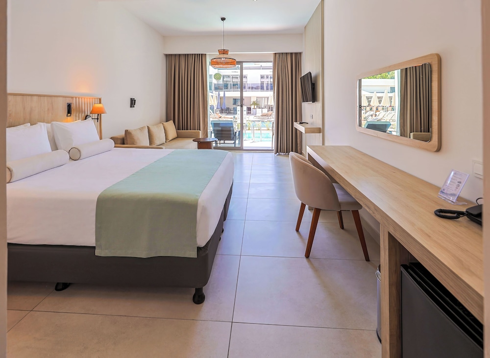 غرفة إليت بسرير كينج مع أريكة، Victoria Princess Hotel Side - Adults Only 4/7