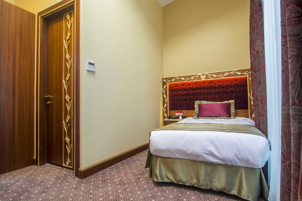 MB DELUXE HOTEL 11/59