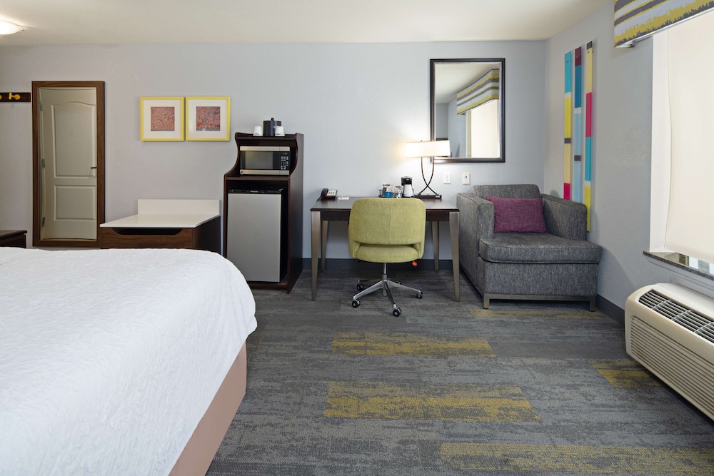 Hampton Inn and Suites-Bakersfield/Hwy 58, CA 19/51