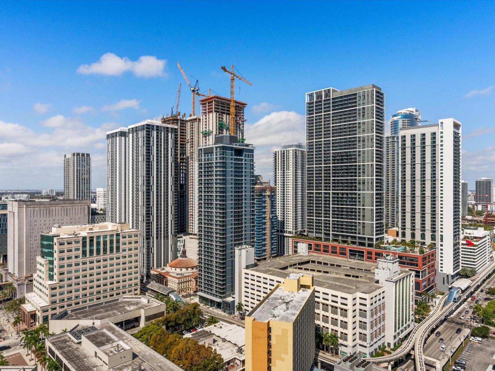 29th Floor Balcony Studio Miami Skyline Views 2/31