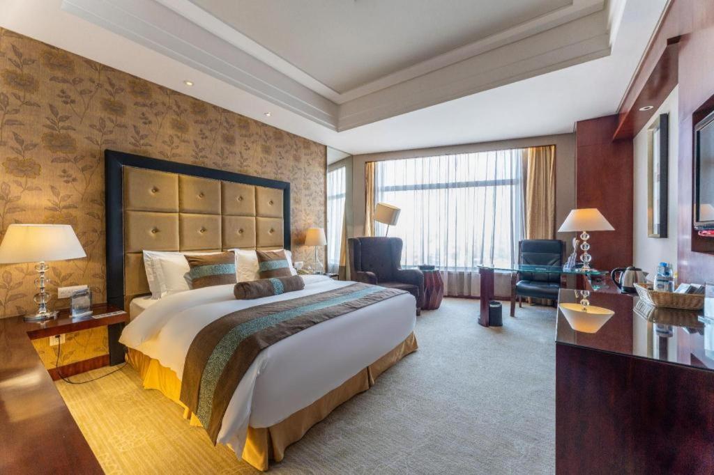 Xinhua Jianguo Hotel 8/48