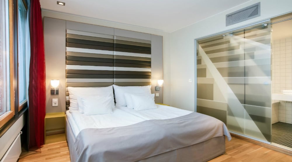 Quality Hotel 33 14/55