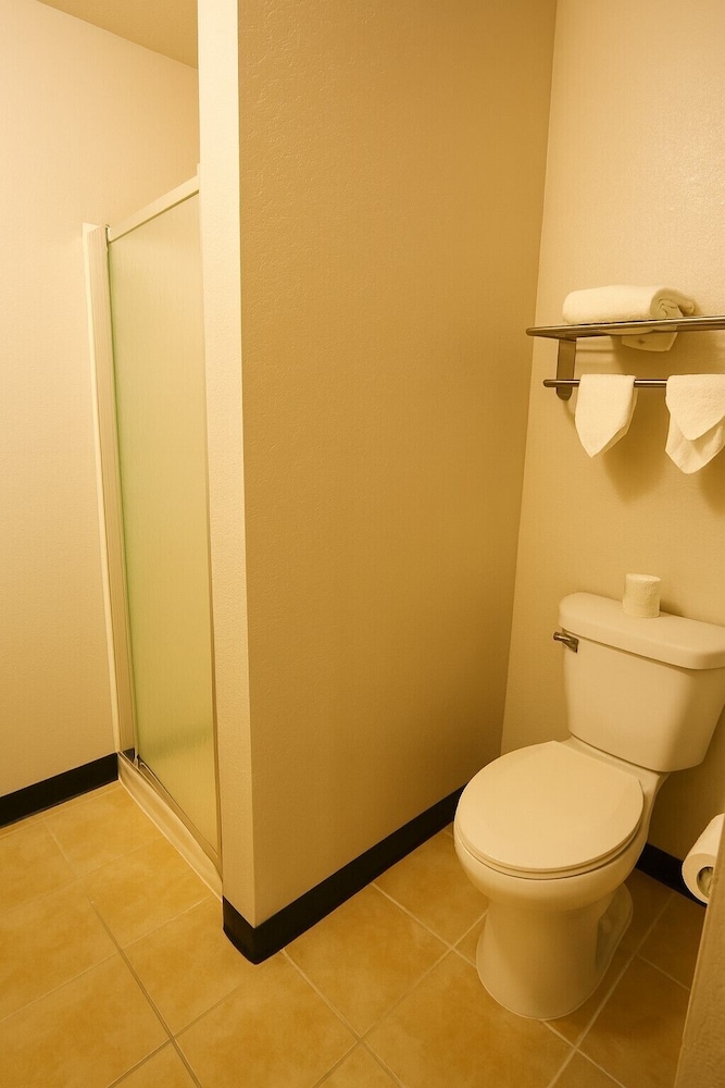 جناح استوديو بسرير كينج بحوض جاكوزي، Rodeway Inn Milaca 4/5