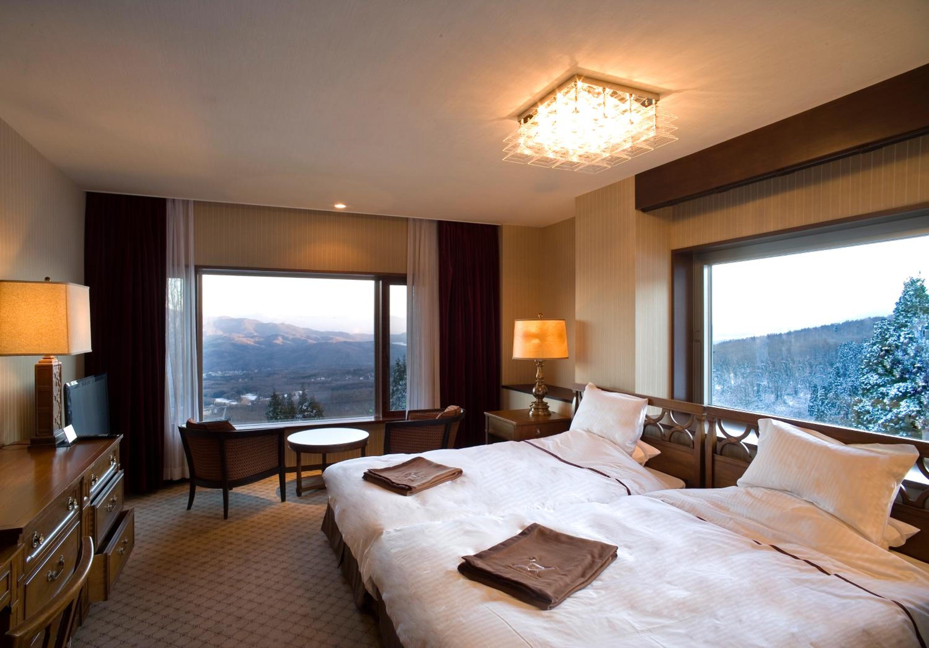 Lake, Twin Beds, Side Nile View, Corner