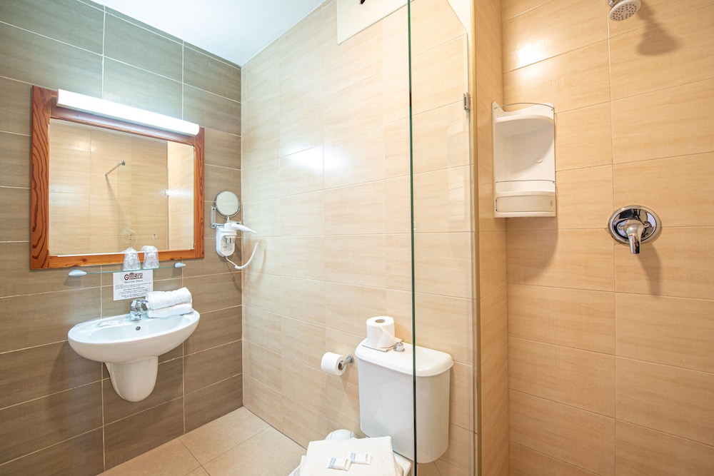 Superior, Twin Beds, Chapel View, City View, Hot Tub, Gillieru Harbour 4/5