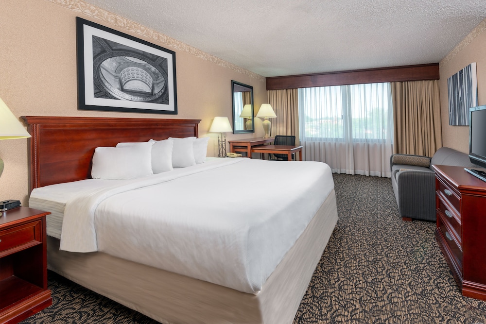 Capitol Plaza Hotel Jefferson City 10/38