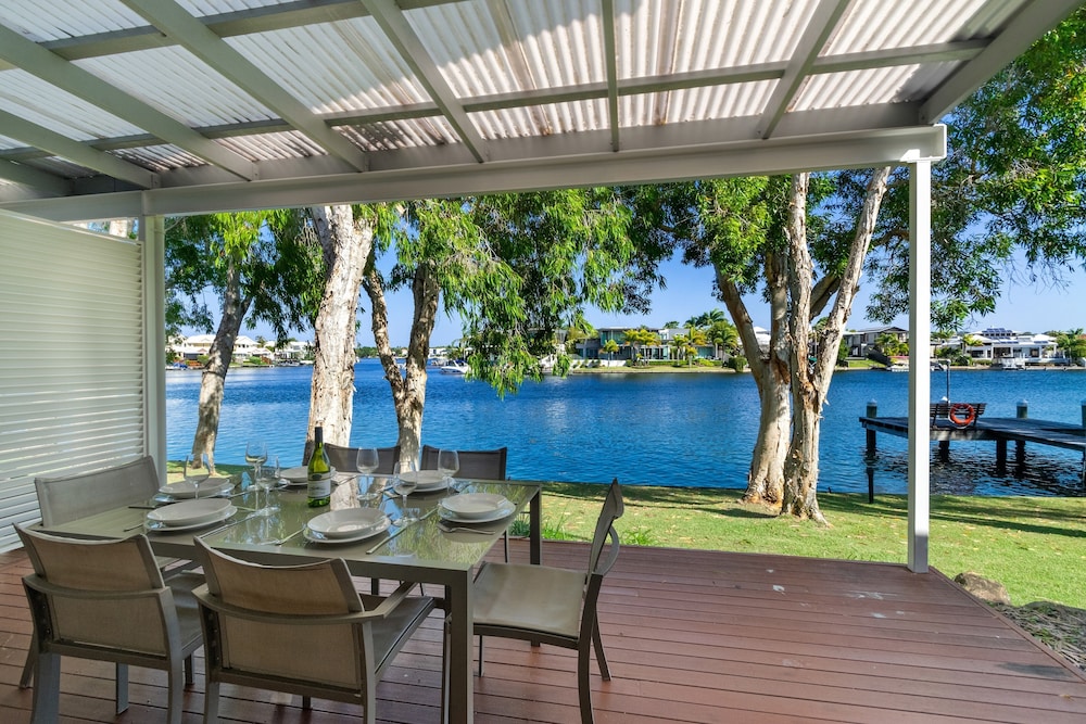 NOOSA ENTRANCE WATERFRONT RESORT 62/80