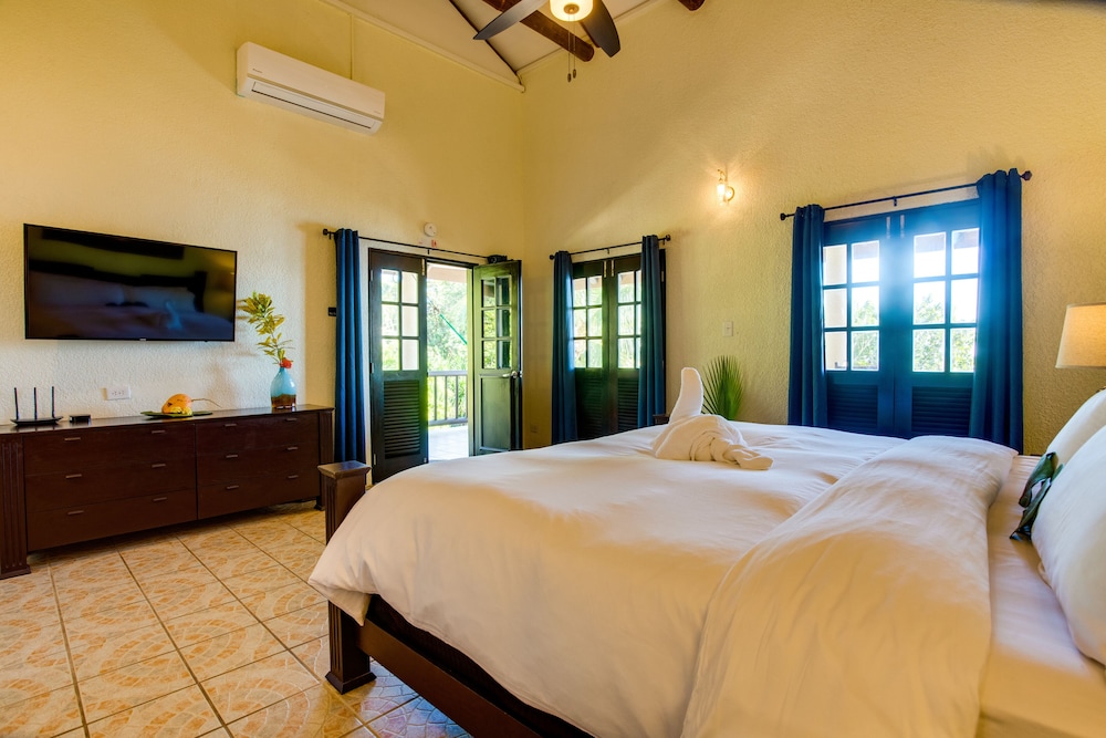 Mariposa Beach Suites 13/50