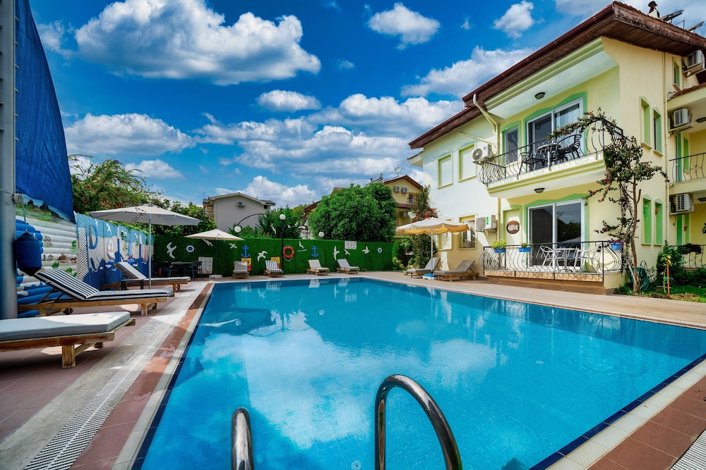 Dedeminn Garden Hotel 56/60