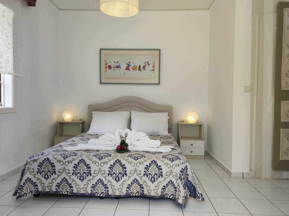ROOM, DOUBLE BED