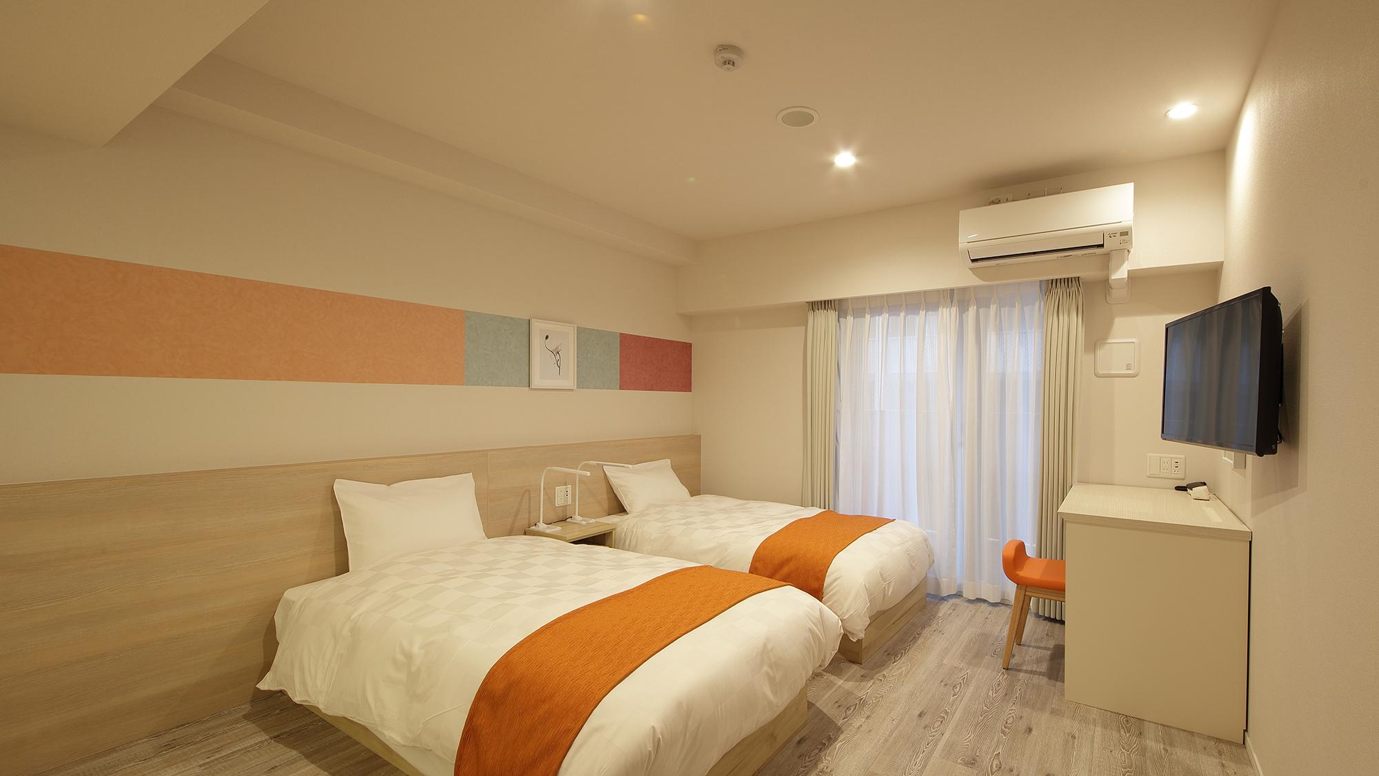 Universal, Twin Beds