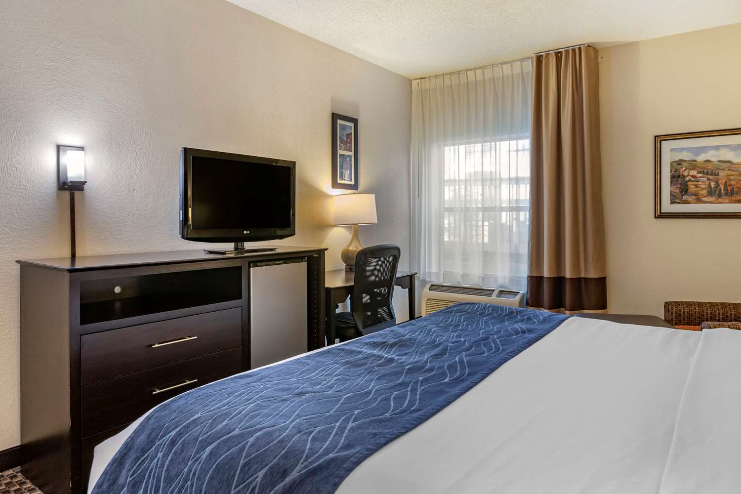 غرفة بسرير كينج لذوي الإعاقة، Comfort Inn Wings Stadium 3/4