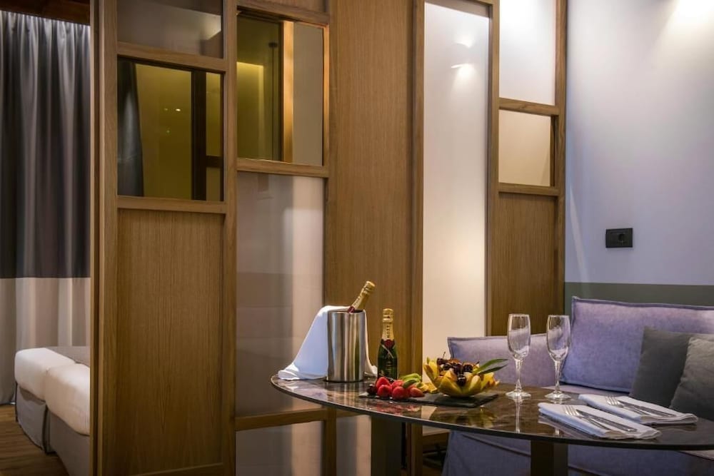 Petousis Hotel & Suites 49/50