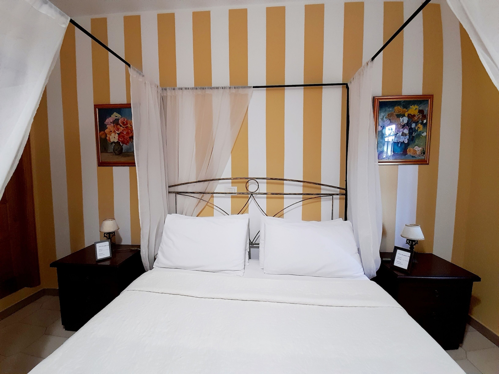 ROMANTIC, DOUBLE BED