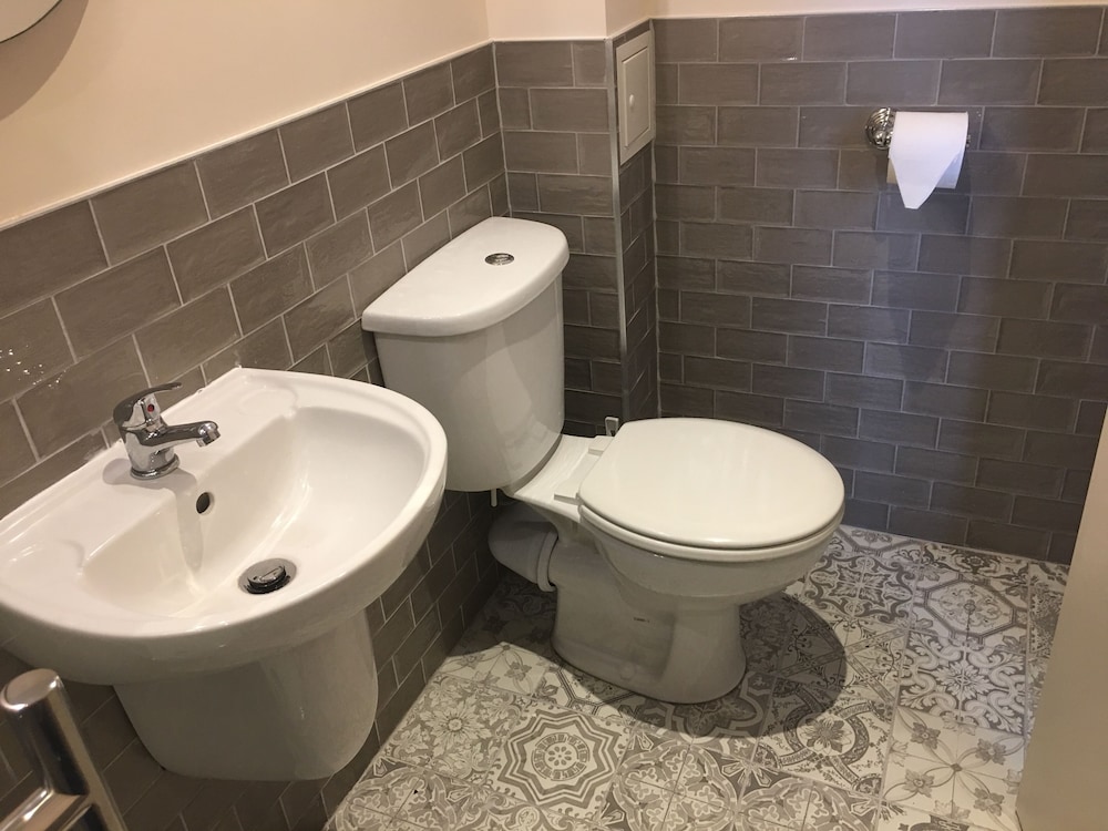 The Tower Arms Hotel 44/50