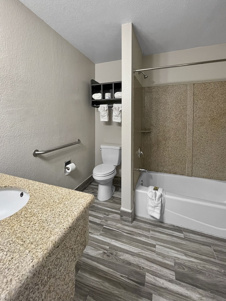 Rodeo Lodge (ex Americas Best Value Inn and Suites-Clovis/Fresno) 54/59