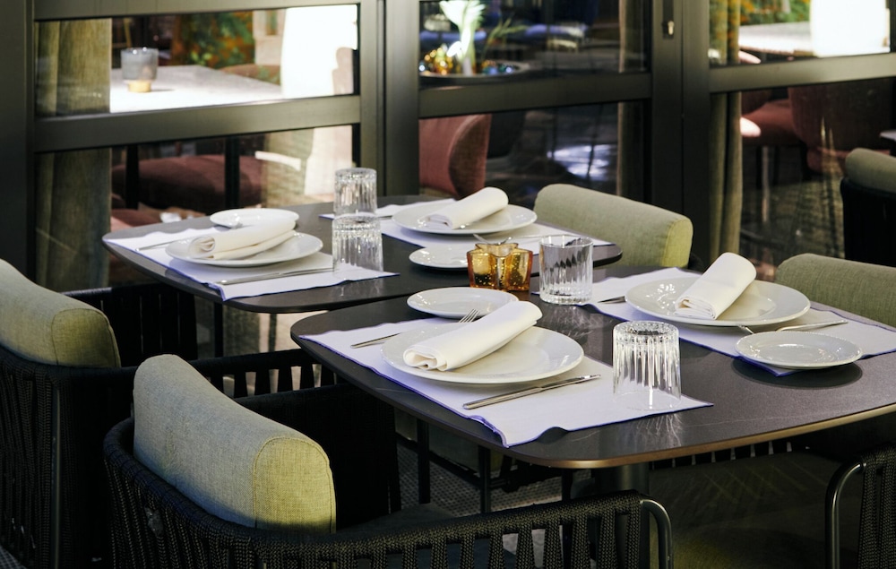 Gallery Hotel 60/75