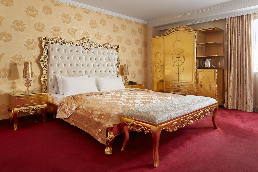 Gold Hotel 25/67