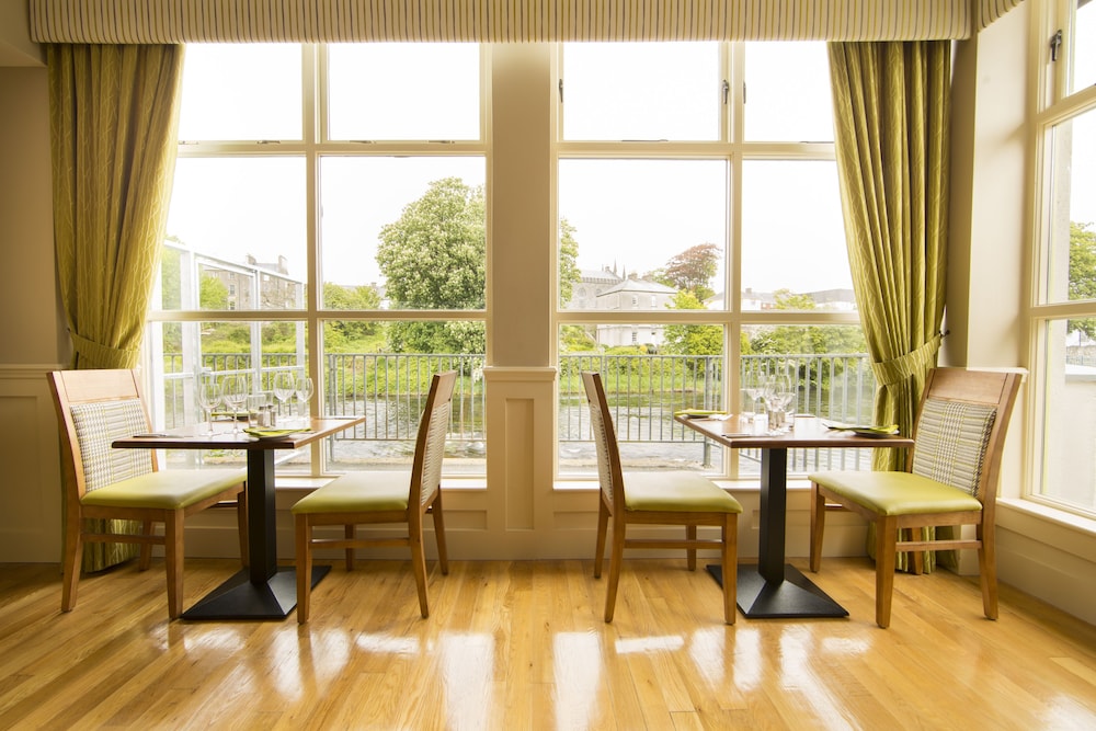 Riverside Hotel 32/50
