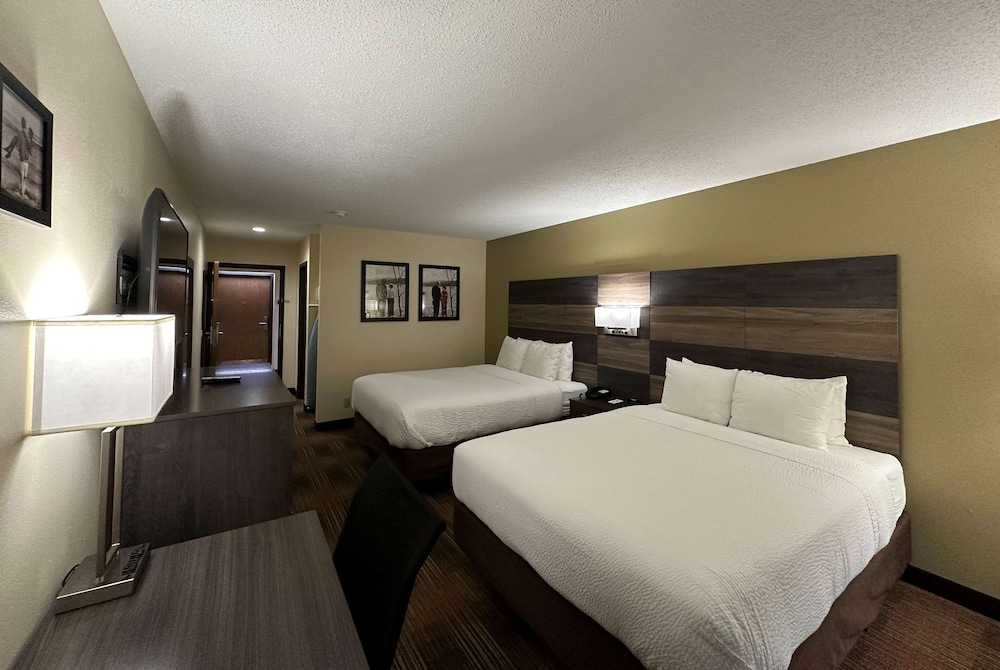 AmericInn by Wyndham Fort Atkinson 12/37