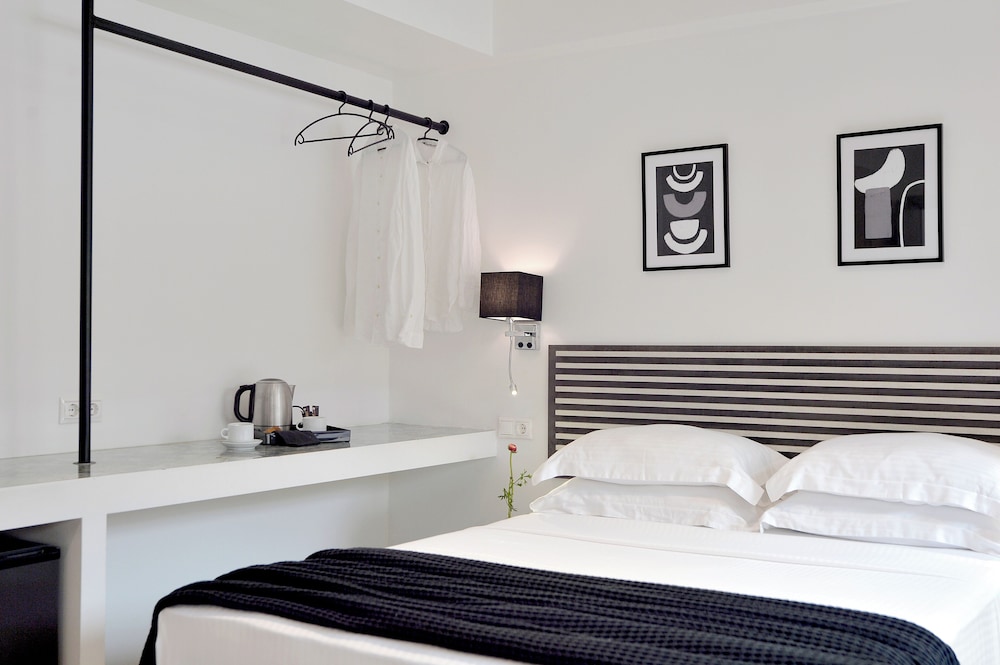 SUPERIOR, QUEEN BED, SOFA