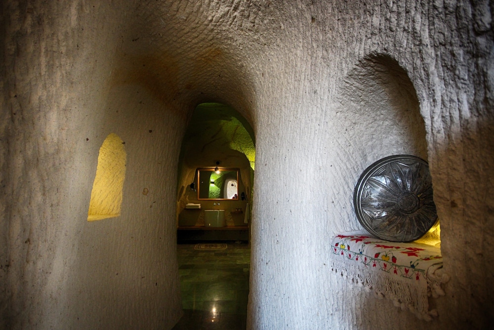 1811 Cave Hotel 20/50
