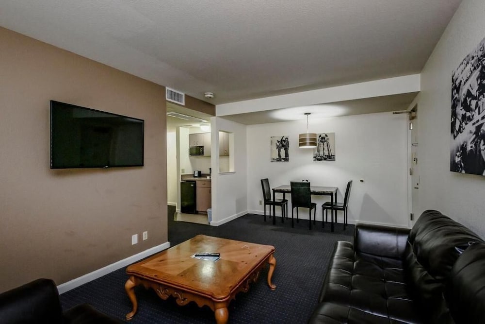 Lions Gate Hotel 30/44
