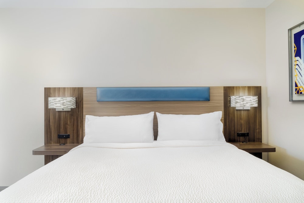 Suite, King Bed, Jetted Tub