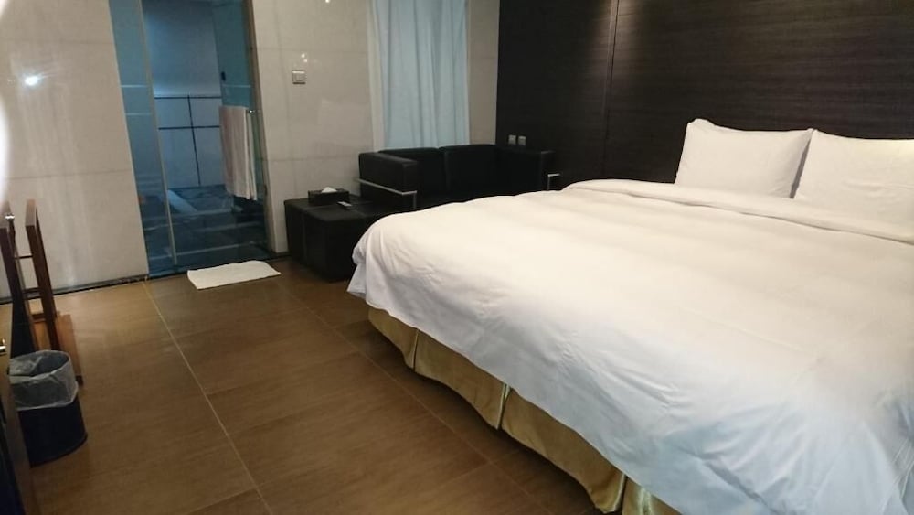 Burgary Hotel 26/50