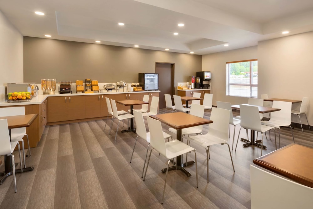 Microtel Inn & Suites by Wyndham Oyster Bay 39/56