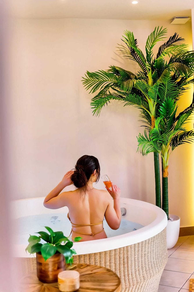 Panorama Suites And Spa 12/85