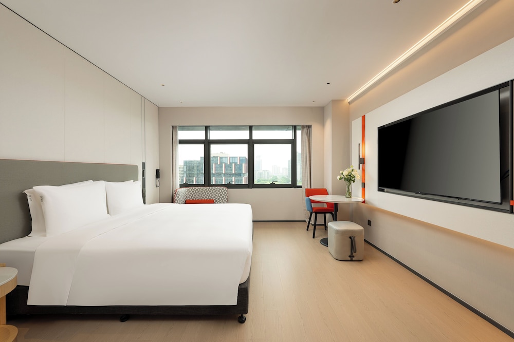Standard, King Bed, Extra Floor Space