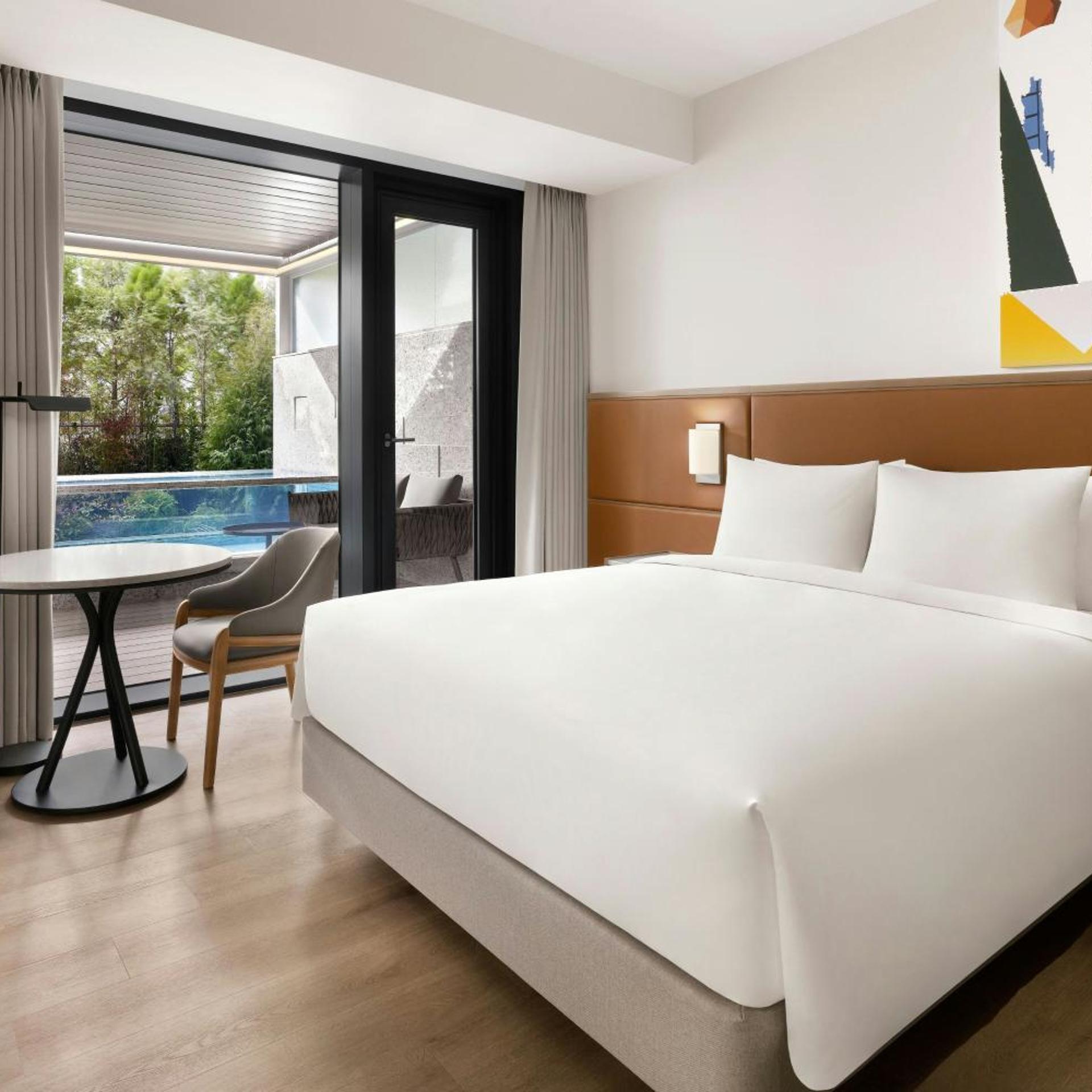 Room, Queen Bed, Outdoor Pool