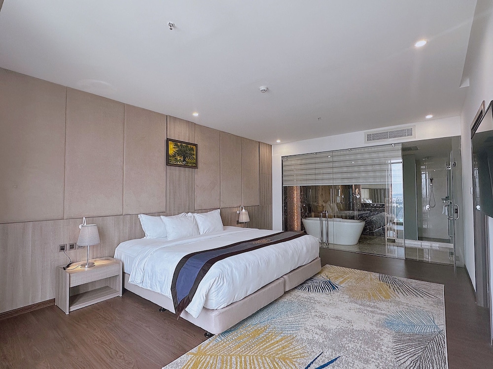 Residence, Suite, King Bed, City View