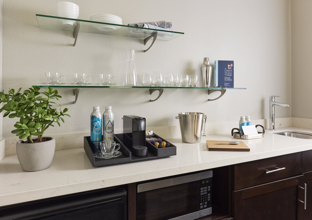 Grand, Suite, King Bed, Den, Accessible، Archer Hotel Falls Church 6/8