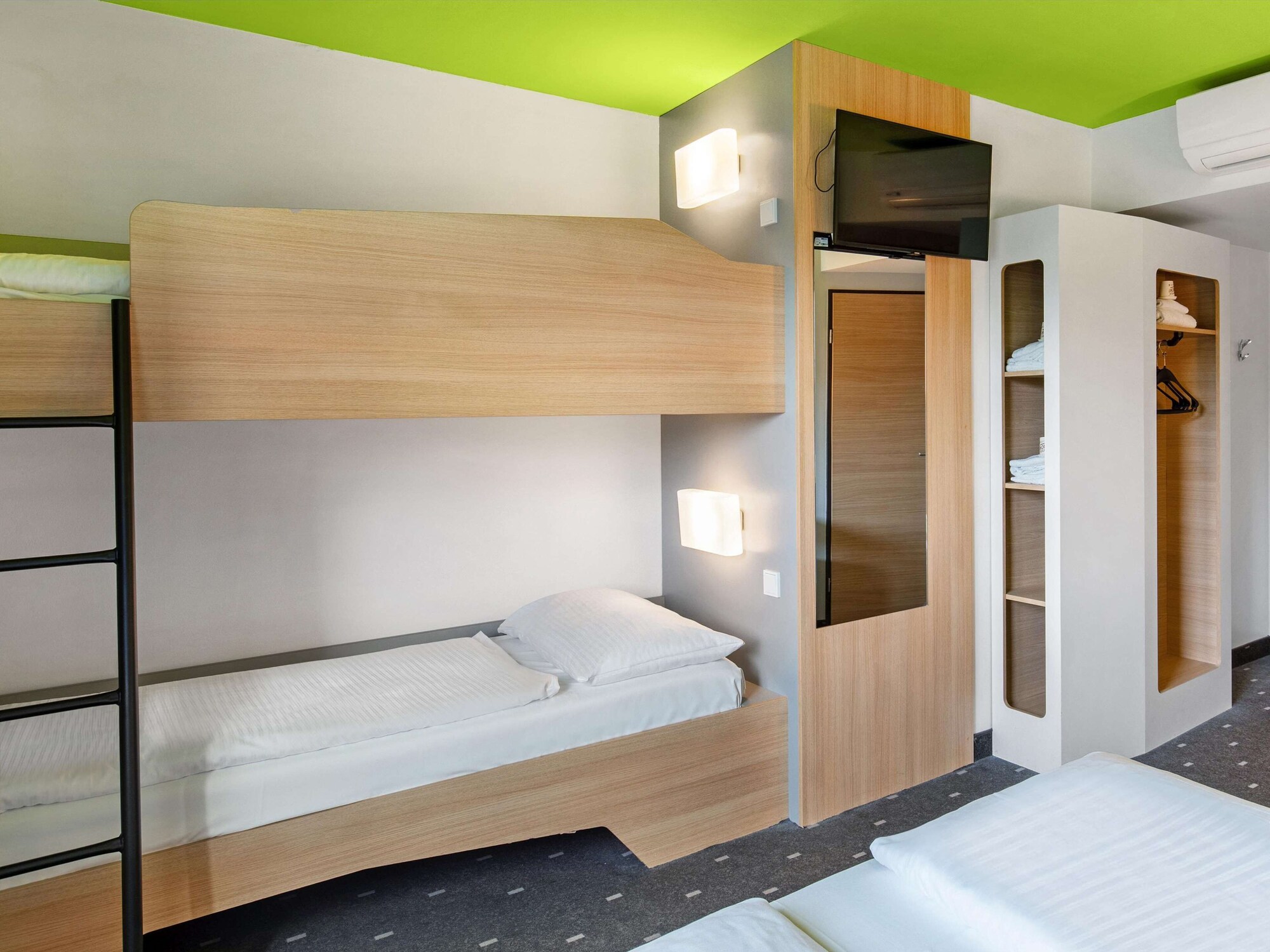 ROOM, QUADRUPLE, 1 QUEEN AND 1 BUNK BED