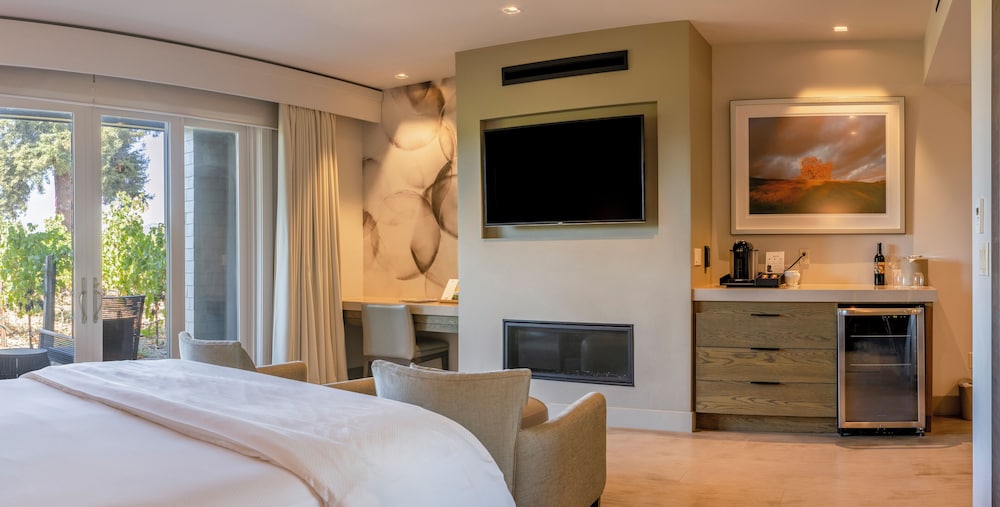 VINEYARD, SUITE, KING BED