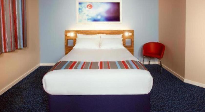 Travelodge Kinross M90 11/17